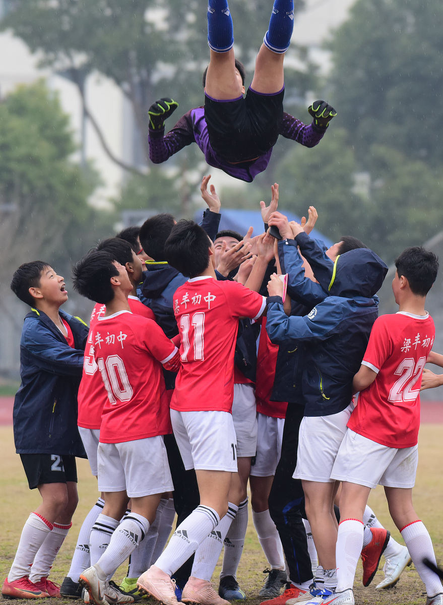 开云体育入口-队员们在绿茵场上拼尽全力，决战胜负