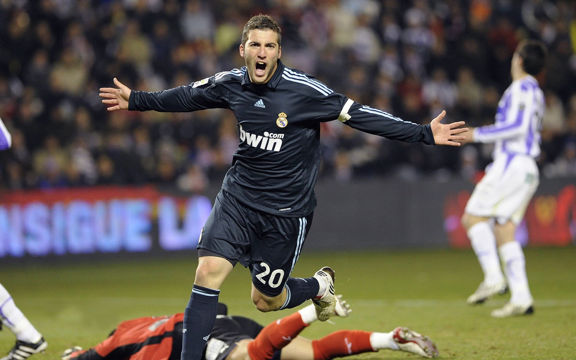 世界排名争夺战之夜,厄德高全程高能输出,谱写中场大师新篇章